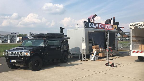 Die Vorbereitungen laufen auf Hochtouren: Auf dem ILA-Gelände in Schönefeld wird der DBwV-Stand aufgebaut.