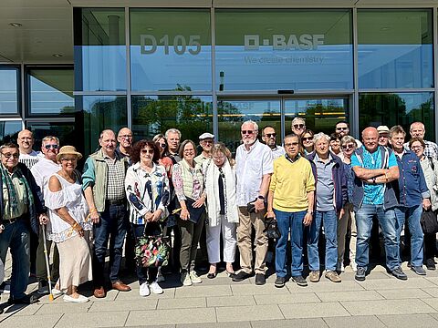 Das Vorstandsteam der Ehemaligen Wonnegau-Südhessen organisierte für seine Mitglieder einen Besuch im BASF Stammwerk. Foto: Luca Wießemer 