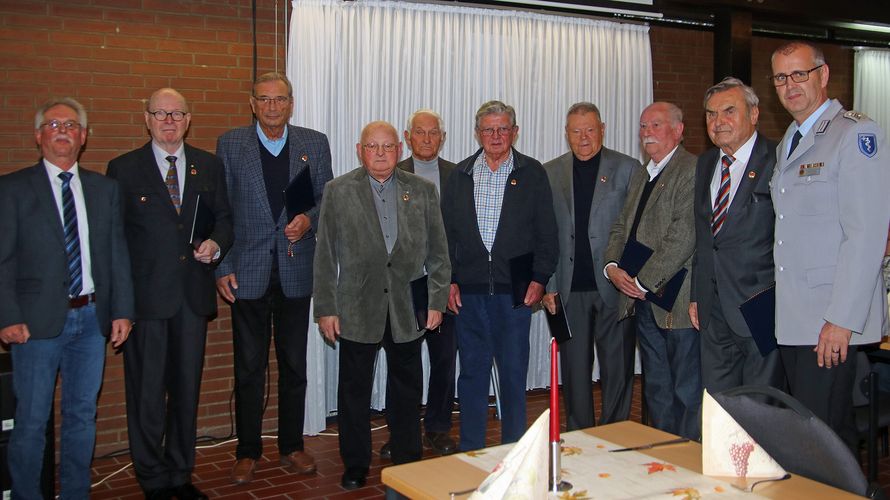 Stabsfeldwebel a.D. Andreas Priesemann (l.) vollzogen gemeinsam mit Oberstabsfeldwebel a.D. Peter Strauß (r.) eine Reihe von Ehrungen. OTL a.D. Kanert