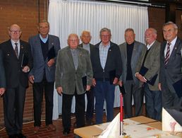Stabsfeldwebel a.D. Andreas Priesemann (l.) vollzogen gemeinsam mit Oberstabsfeldwebel a.D. Peter Strauß (r.) eine Reihe von Ehrungen. OTL a.D. Kanert
