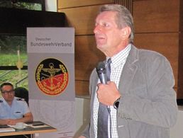 Stabshauptmann a.D. Eberhard Mandel, Fachreferent der KTMS (Bildungswerk des DBwV) informierte zum Versorgungsrecht