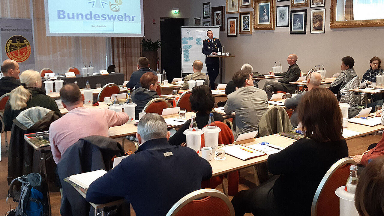 Zahlreiche zivile Beschäftigte verfolgten die Tagung. Foto: DBwV/Beier