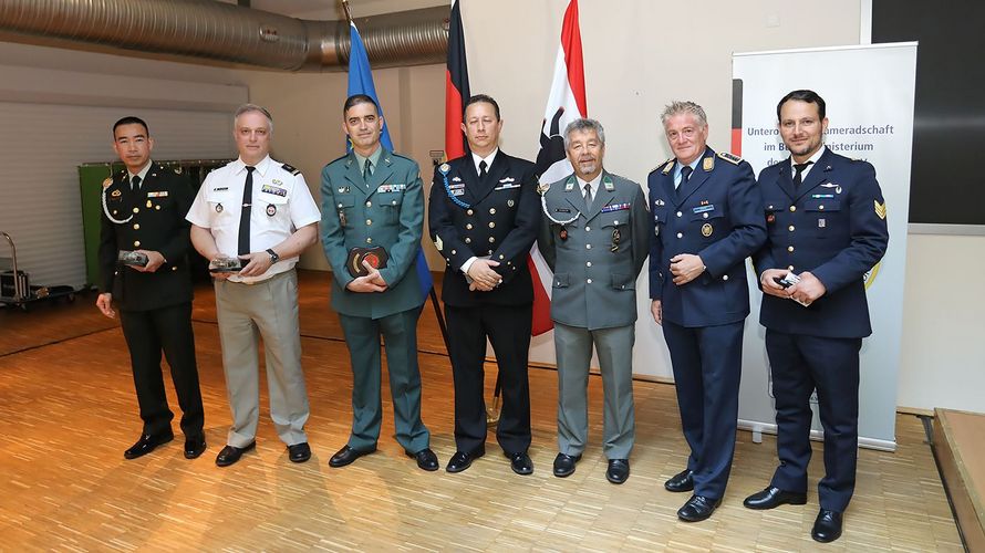 Oberstabsfeldwebel Karl-Uwe Hahn (2.v.r.) und Vizeleutnant Anton Noggler (3.v.r.) verabschiedeten Kameraden aus Frankreich, Italien, Kolumbien, Spanien und Thailand. Foto: UK-BMVg/Grauwinkel