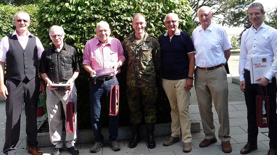 Gäste und geehrte Mitglieder: Vorsitzender ERH Albrecht Kiesner (v. l.), Walter Süß, Ferdinand Fluck, Generalmajor Kai Rohrschneider, Vorsitzender Heiko Schmidt, Karl Bammer und Stephan Krügler. Foto: Beckert