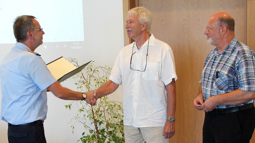 Dank und Anerkennung: Bezirksvorsitzender Harald Lott (v. l.), Oberst a.D. Dieter Kratz und der Vorsitzende Kameradschaft, Werner Pietsch. Foto: Bauknecht