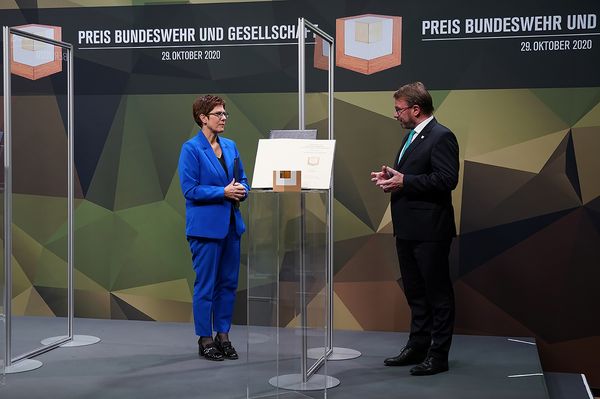 Für die Stadt Mayen nahm Oberbürgermeister Wolfgang Treis die Auszeichnung entgegen. Foto: Bundeswehr/Sebastian Wilke