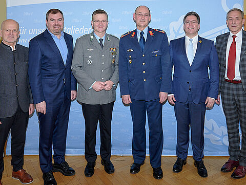 Stabsfeldwebel a.D. Gerhard Stärk (r.) mit Gästen und Rednern seines letzten Jahresempfangs als Landesvorsitzender. Foto: DBwV/Ingo Kaminsky