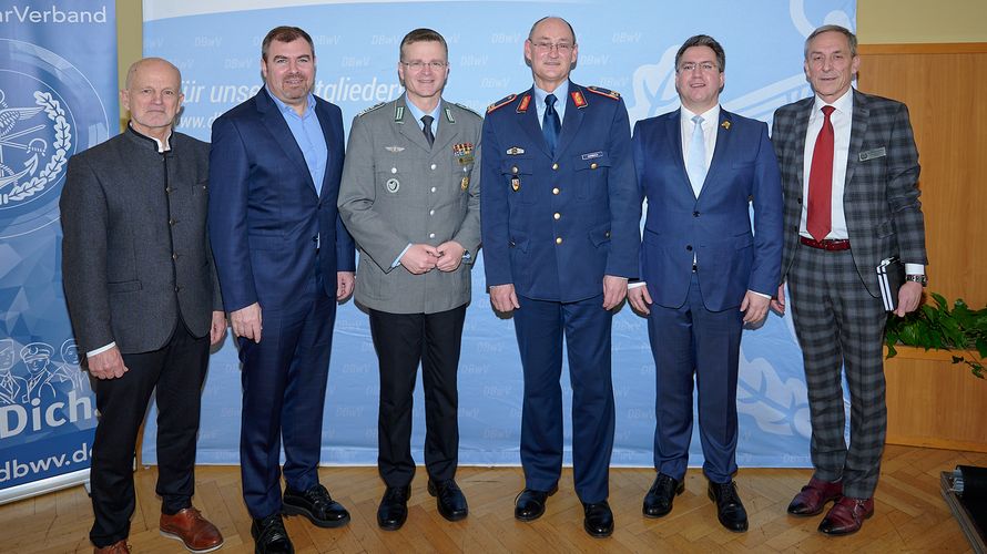 Stabsfeldwebel a.D. Gerhard Stärk (r.) mit Gästen und Rednern seines letzten Jahresempfangs als Landesvorsitzender. Foto: DBwV/Ingo Kaminsky