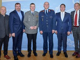 Stabsfeldwebel a.D. Gerhard Stärk (r.) mit Gästen und Rednern seines letzten Jahresempfangs als Landesvorsitzender. Foto: DBwV/Ingo Kaminsky