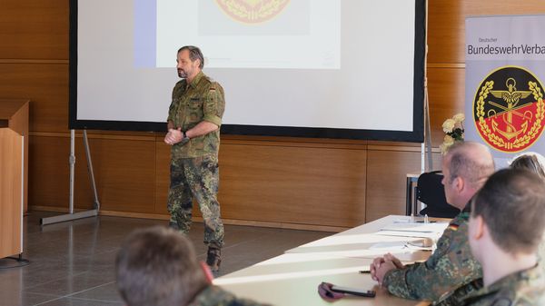 Kommandeur Oberst Andreas Schmand bei seinem Grußwort auf der Wahlversammlung der TruKa Pfullendorf. Foto: TruKa Pfullendorf