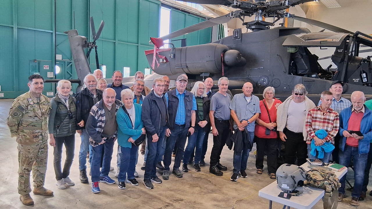 Die Mitglieder der KERH Roth erlebten in Katterbach hautnah, wie moderne Hubschraubertechnik und professionelle Ausbildung die Einsatzbereitschaft der U.S. Army prägen. Foto: Robert Wechsler
