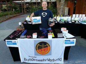 Hauptbootsmann Andre Gerken veranstaltet eine Tombola zu Gunsten der Soldaten und Veteranen Stiftung. Foto: Privat