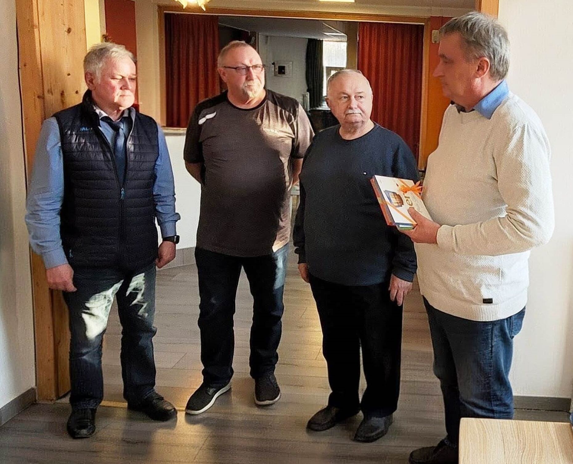 Der neue Vorsitzende, Thomas Richter (rechts) bedankt sich bei den ausgeschiedenen Vorstandsmitgliedern Jürgen Büscheck (von links), Martin Voigt und Andreas Zierenner. Foto: Michael Edlinger
