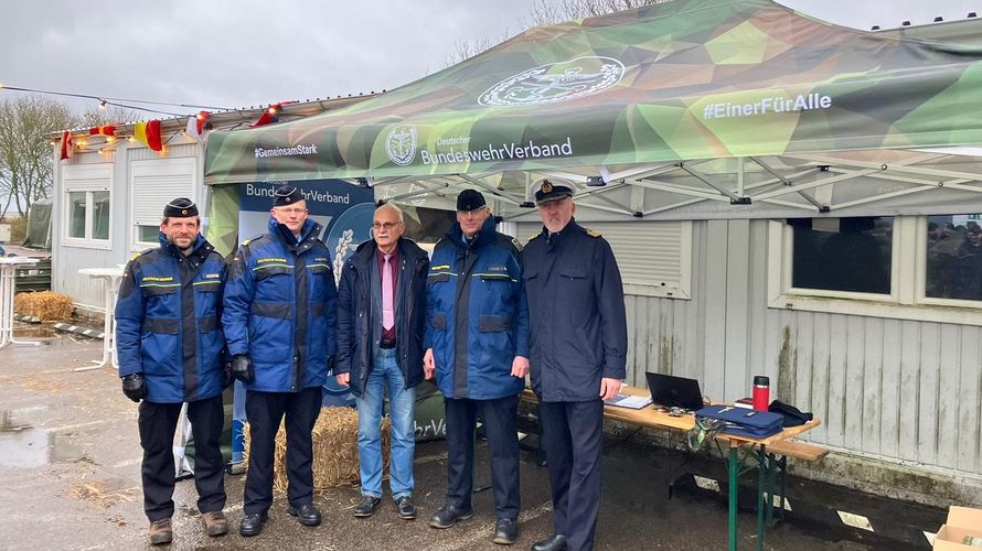 Fregattenkapitän Lars Gößing und Flottillenadmiral Sascha Helge Rackwitz, die Vorstandsmitglieder Stabsbootsmann Tim Reibstein, Stabsbootsmann a.D. Joachim Clemens und Oberstabsbootsmann a.D. Frank Schmidt sowie Fregattenkapitän Jens Tischer (Bezirksvorsitzender 1). Foto: DBwV