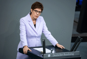 Verteidigungsministerin Annegret Kramp-Karrenbauer betonte, dass mit der aktuellen mittelfristigen Finanzplanung wesentliche Projekte gefährdet seien. Foto: picture-alliance 