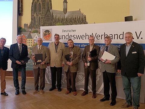 Die geehrten Mitglieder mit den DBwV-Bundesvorstandsmitgliedern Ingo Zergiebel und Ernst Wendland sowie dem KERH Vorsitzenden Peter Donner. Foto: Wiegelmann