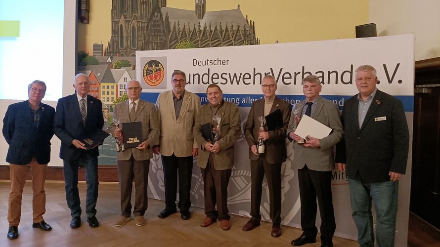 Die geehrten Mitglieder mit den DBwV-Bundesvorstandsmitgliedern Ingo Zergiebel und Ernst Wendland sowie dem KERH Vorsitzenden Peter Donner. Foto: Wiegelmann