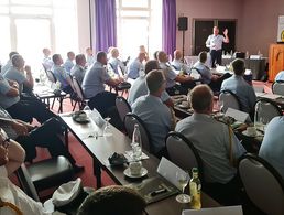 Aufmerksam folgten die Teilnehmenden den Ausführungen von Oberstleutnant Bernd Fitzner zur Soldatenarbeitszeitverordnung. Foto: Michael Ebersbach