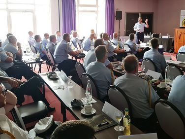 Aufmerksam folgten die Teilnehmenden den Ausführungen von Oberstleutnant Bernd Fitzner zur Soldatenarbeitszeitverordnung. Foto: Michael Ebersbach