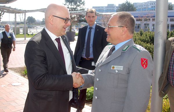 v.r.: Andreas Brandes begrüßt Ministerpräsident Torsten Albig (Foto: DBwV)