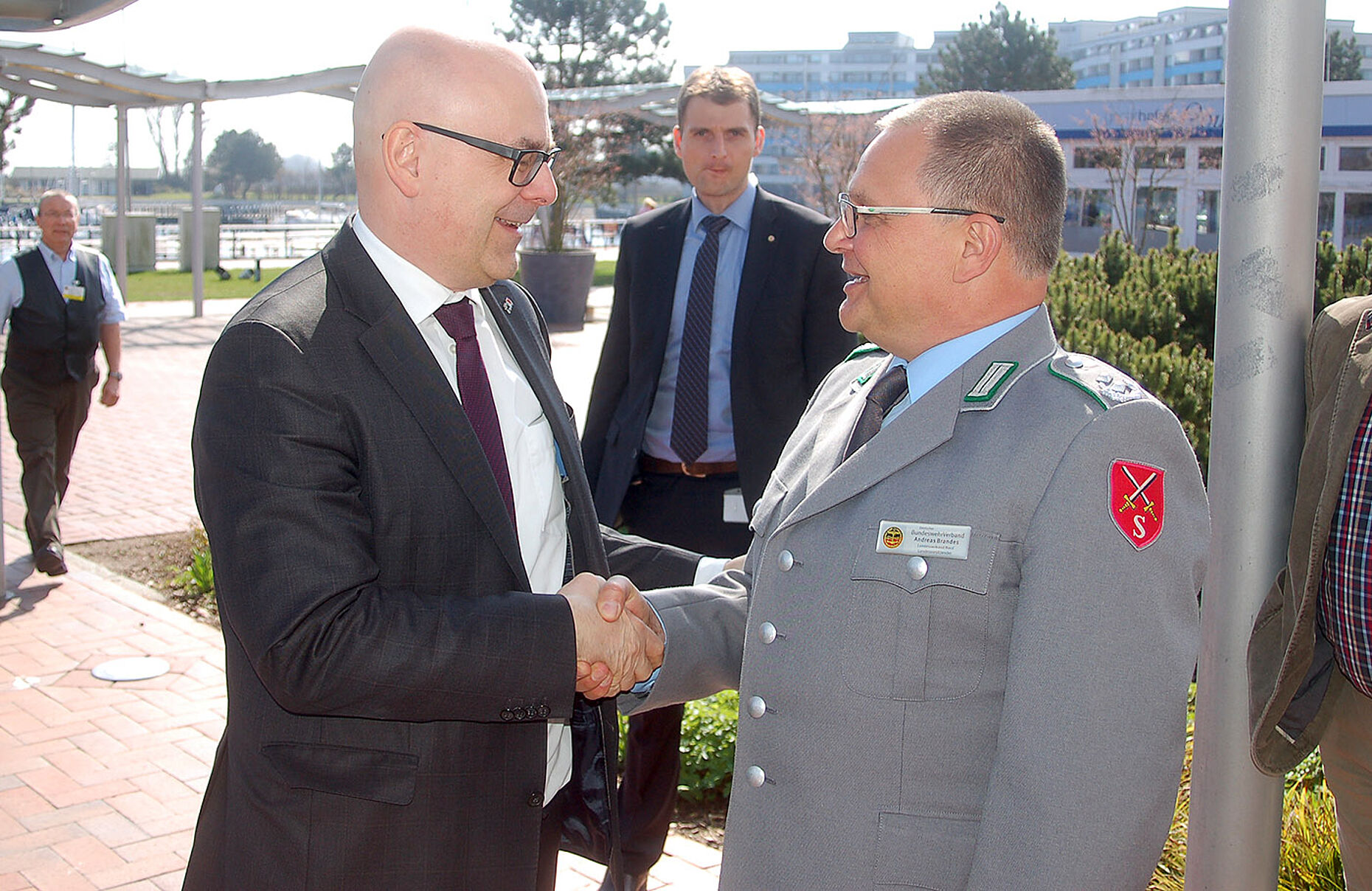 v.r.: Andreas Brandes begrüßt Ministerpräsident Torsten Albig (Foto: DBwV)