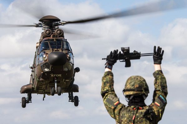 Oberleutnant Florian G. weist einen Cougar der slowenischen Streitkräfte im Zuge der Großübung "Trident Juncture" ein. Der Bundeswehrverband bekennt sich zum internationalen Engagement der Bundeswehr. Foto: Bundeswehr/Jane Schmidt