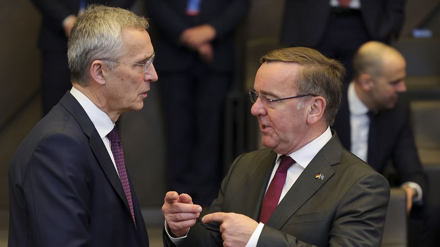 Boris Pistorius (r.) mit NATO-Generalsekretär Jens Stoltenberg in Brüssel. Foto: picture alliance / ASSOCIATED PRESS | Olivier Matthys