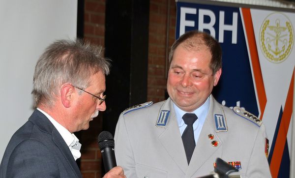 Priesemann bedankt sich bei Gebauer. Foto: DBwV/LV Nord