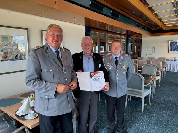 Der Landesvorsitzende Thomas Behr (links) und sein Stellvertreter Gerd Dombrowski (rechts) mit dem Ehrenmitglied Armin Komander. Foto: DBwV