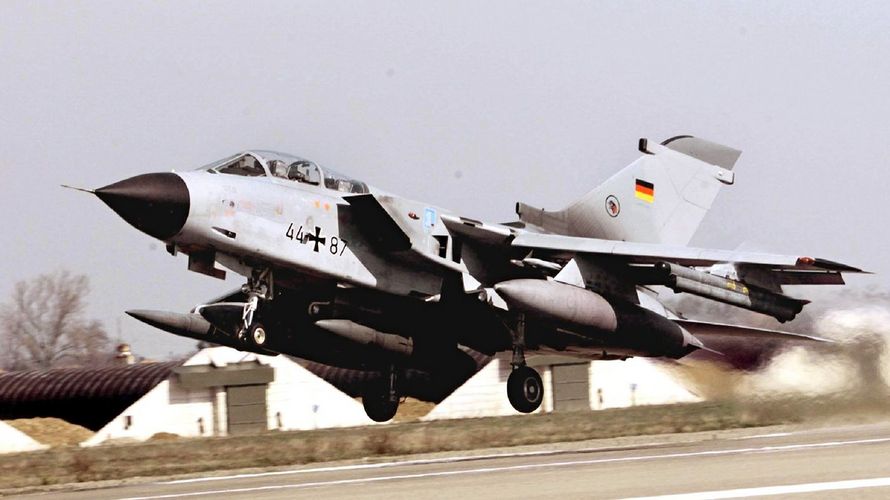 Am 23. März 1999, einen Tag vor Beginn der Nato-Luftschläge gegen die Bundesrepubik Jugoslawien, startet ein deutscher Tornado im italienischen Piacenza zu einem Aufklärungsflug über Serbien. Foto: dpa