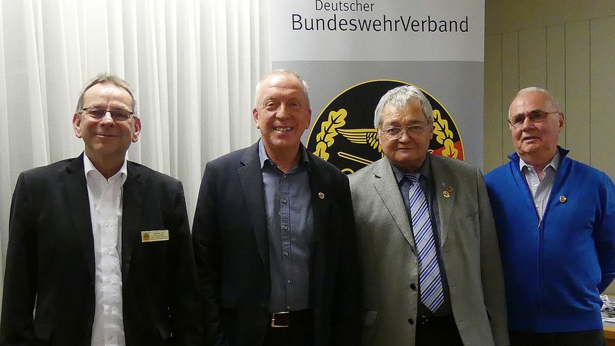 Bezirksvorsitzender Harald Lott (v. l.) mit den geehrten Mitgliedern Harald Müller, Roland Richter und Harald Jan Hartmann. Foto: H. Niedermüller