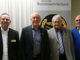 Bezirksvorsitzender Harald Lott (v. l.) mit den geehrten Mitgliedern Harald Müller, Roland Richter und Harald Jan Hartmann. Foto: H. Niedermüller