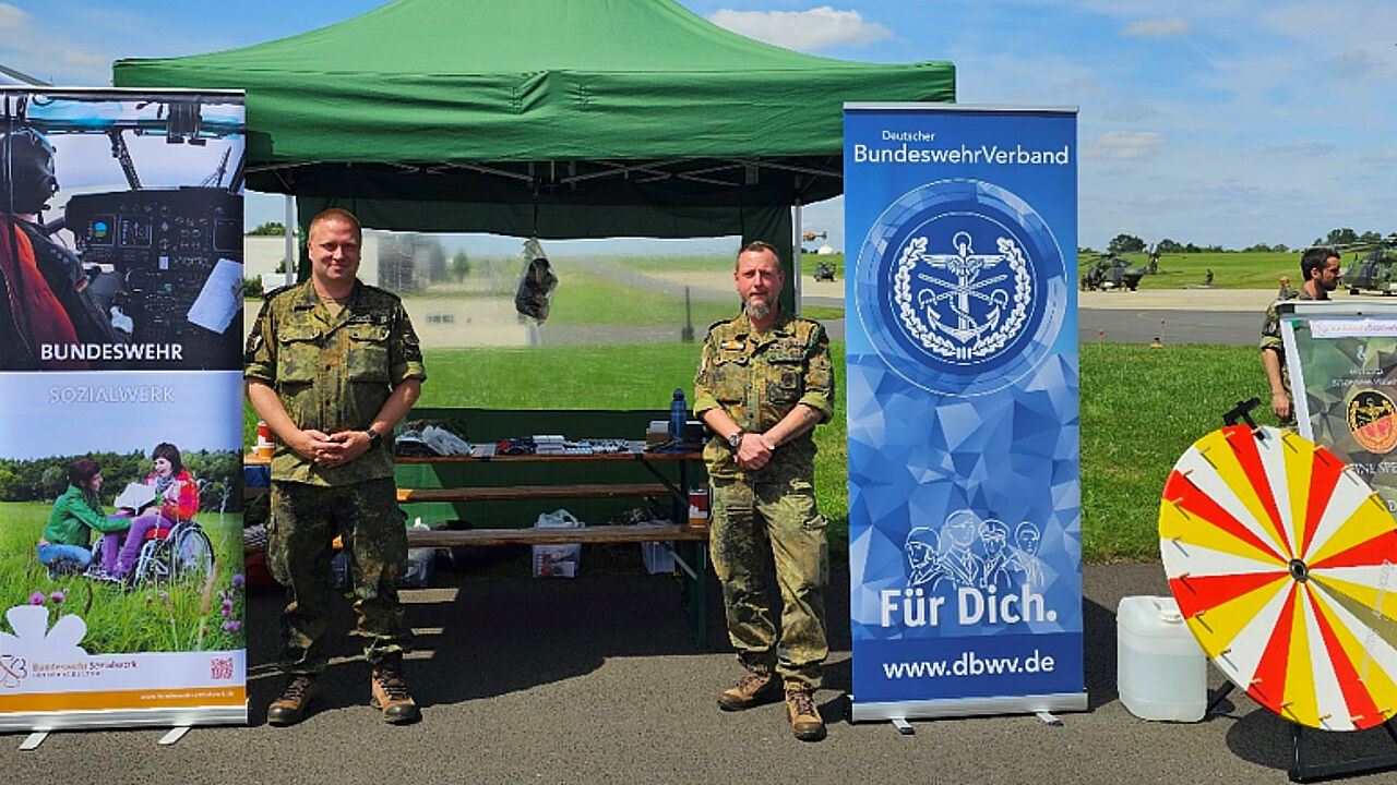Die Standortkameradschaft Niederstetten war mit ihrem Vorsitzenden Stabsgefreiter Nico Löschner (im Bild rechts) am gemeinsamen Informationsstand mit dem Bundeswehrsozialwerk erstmalig am Familientag des Transporthubschrauberregimentes 30 mit dabei. Foto: Nico Löschner