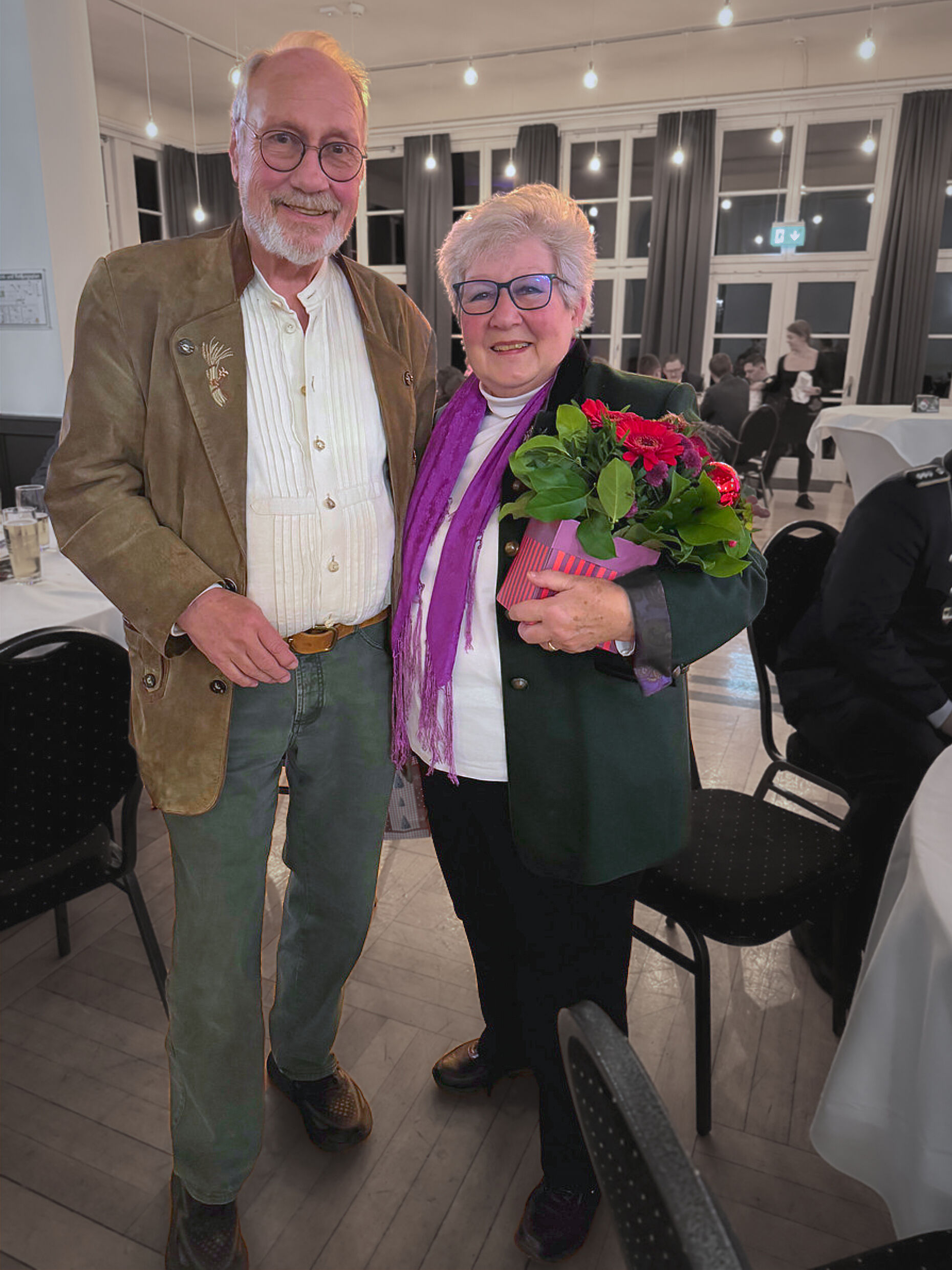 Bertram und Christine Hacker – geehrt für Engagement und gefeiert für 65 Jahre Liebe. Ein bewegender Moment der Weihnachtsfeier der StoKa München. Foto: Mirko Lange