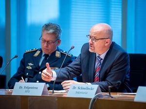 Fritz Felgentreu (SPD) und weitere Verteidigungspolitiker nutzten im Bundestag die Gelegenheit zum Austausch mit den Soldaten. Foto: DBwV/Bombeke