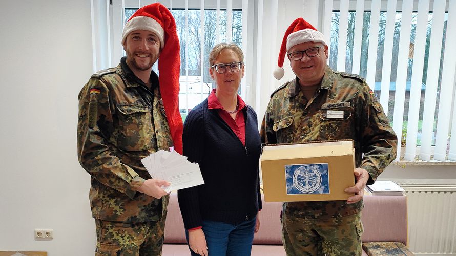 v.l.: Bei der Ziehung der Gewinner: Beisitzer Stabsunteroffizier Christian Wessel, Pastorin Inga Troue und Peter Arnstadt. Foto: DBwV/LV Nord