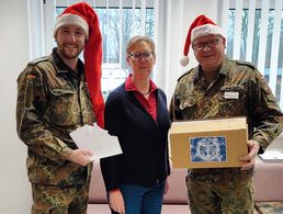 v.l.: Bei der Ziehung der Gewinner: Beisitzer Stabsunteroffizier Christian Wessel, Pastorin Inga Troue und Peter Arnstadt. Foto: DBwV/LV Nord