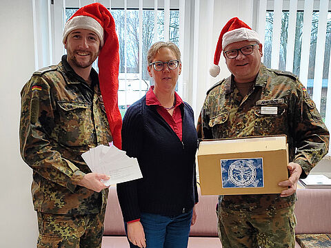 v.l.: Bei der Ziehung der Gewinner: Beisitzer Stabsunteroffizier Christian Wessel, Pastorin Inga Troue und Peter Arnstadt. Foto: DBwV/LV Nord