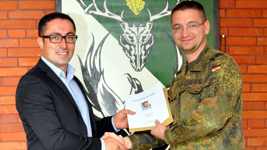 Viele Soldaten hatten sich gut vorbereitet - und konnten direkt ihre Bewerbungsunterlagen übergeben. Foto: Malte Friedrichsen