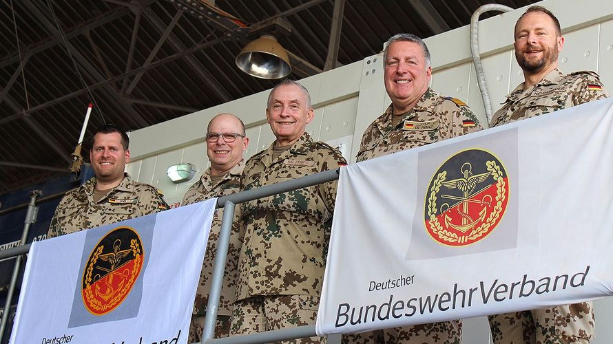 Generaloberstabsarzt Dr. Michael Tempel (M.) und Fregattenkapitän Stefan Neugebauer (r.) mit Ansprechpartnern des DBwV