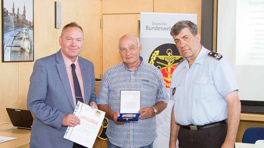 Uwe Köpsel (l.) und Ralf Bliefert (r.) ehren Hans-Jürgen Thamke Foto: OSH/Schöne