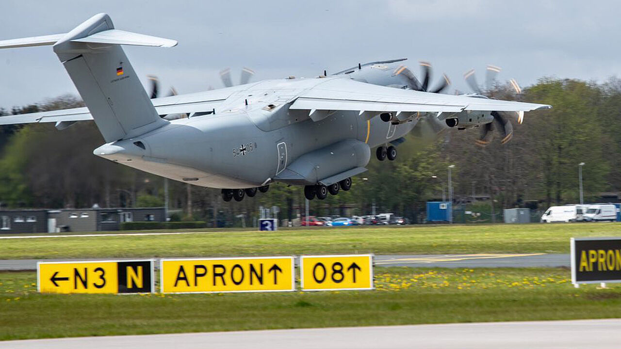 Am Mittwoch, den 5. Mai 2021, und am Donnerstag, den 06. Mai 2021, starten die Transportflüge vom Lufttransportgeschwader 62 in Wunstorf nach Indien. Foto: Twitter/Verteidigungsministerium
