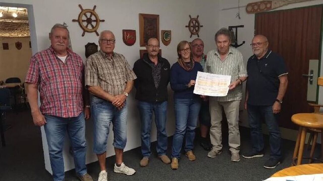 Die Kameraden der KERH  Kassel-Hofgeismar  sammelten anlässlich des Sommerfestes für einen guten Zweck, nun wurde das Spendenergebnis an Christina Günther, Leiterin des Hospiz Kassel, übergeben. Foto: KERH Kassel-Hofgeismar