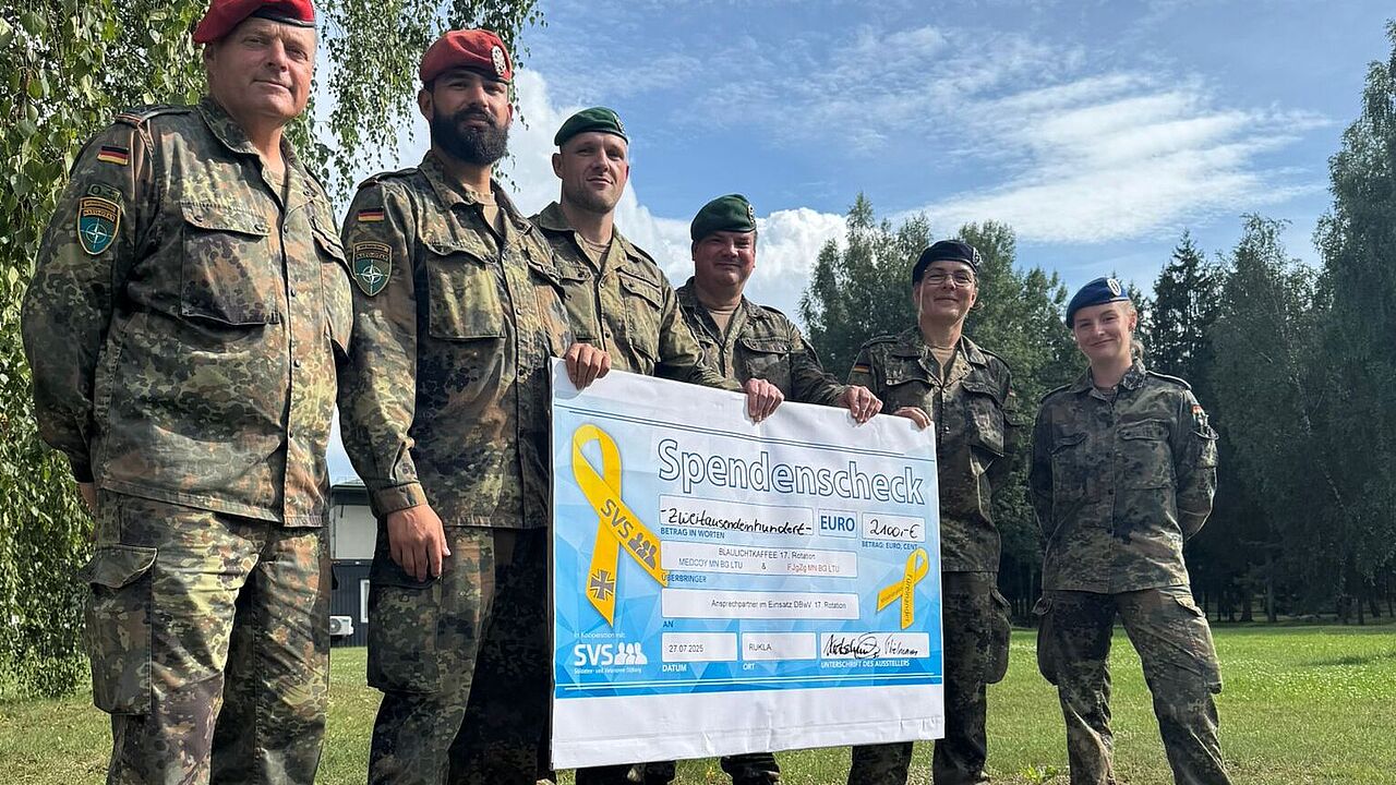 Beim „Blaulichtkaffee“ in Litauen wurden 2.100 Euro für die Soldaten- und Veteranen-Stiftung gesammelt. Foto: DBwV