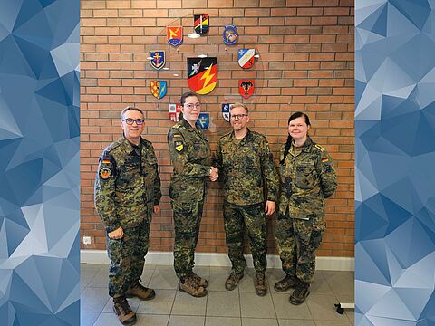 Bezirksvorsitzender Oberstleutnant Michael Schwab, die neue TruKa-Vorsitzende Oberbootsmann Martina Stapelfeldt (von links), Hauptfeldwebel René Hecker, Bootsmann Julia Horstmann. Foto: DBwV