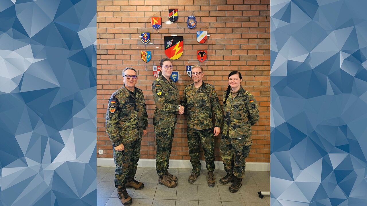 Bezirksvorsitzender Oberstleutnant Michael Schwab, die neue TruKa-Vorsitzende Oberbootsmann Martina Stapelfeldt (von links), Hauptfeldwebel René Hecker, Bootsmann Julia Horstmann. Foto: DBwV