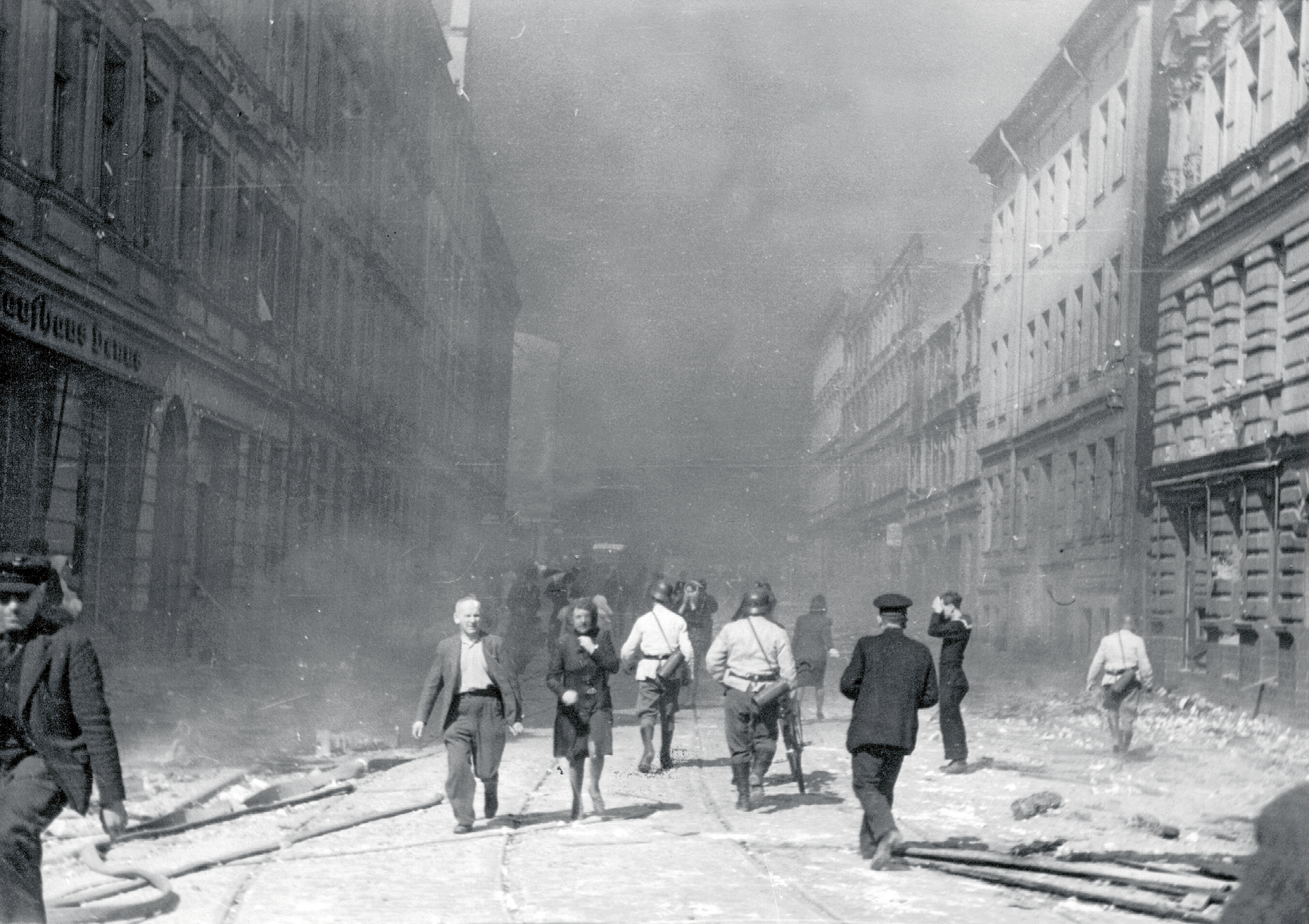 Der Krieg der Eltern und Großeltern, vor dem Mark Rutte warnt: Stettin 1944, Rauch von brennenden Häusern in einer Straße. Foto: Picture-Alliance/SZ Photo/Scherl