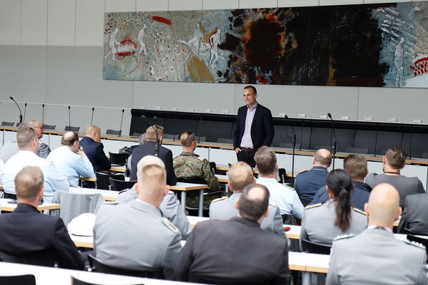 Im Fraktionssaal der SPD im Reichstagsgebäude tauschten sich die Kandidaten mit dem Bundestagsabgeordneten Johannes Arlt aus. Foto: DBwV/Sarina Flachsmeier