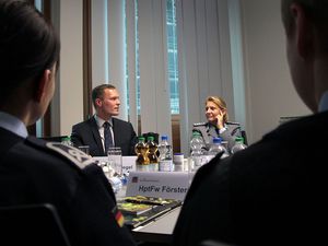 Enrico Schlegel des Fachreferates für komplexe Dienstleistungen von der Bundeswehr trug zur Teileinheit "Team Bekleidung" vor. Foto: DBwV/Struntz