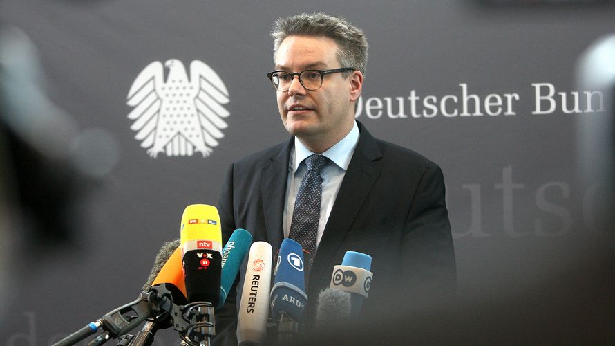 Der Grünen-Politiker Tobias Lindner spricht in Bezug auf die vom BMVg kommunizierten Werte zur materiellen Einsatzbereitschaft von "trügerisch schönen Zahlen". Foto: DBwV/Mika Schmidt